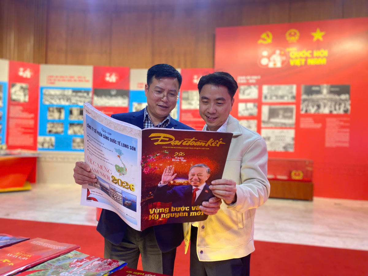 Độc giả đón đọc ấn phẩm báo Đại đoàn kết Xuân Bính Ngọ 2026 tại&nbsp;Hội sách, báo Xuân tỉnh Quảng Ninh.