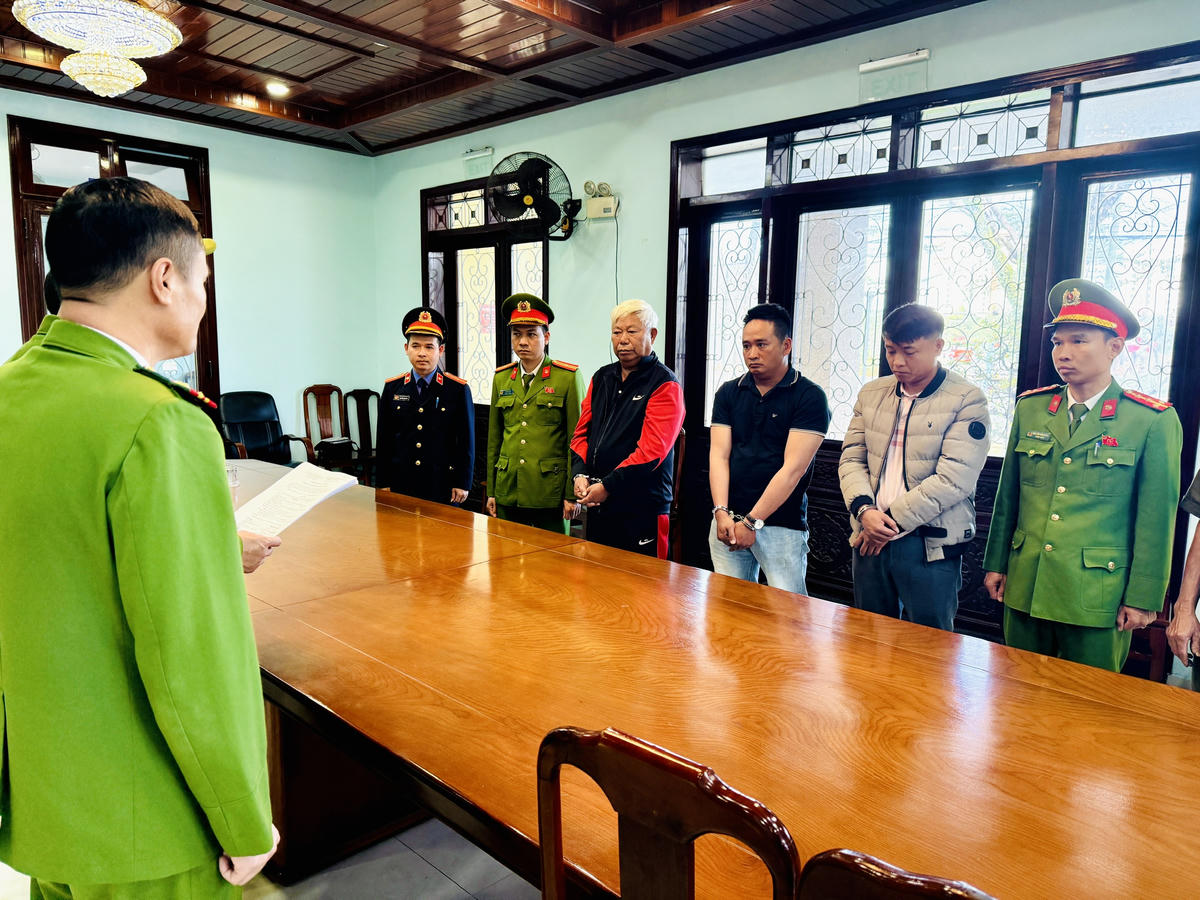 Các đối tượng tai thời điểm bị khởi tố. Ảnh: H.N.