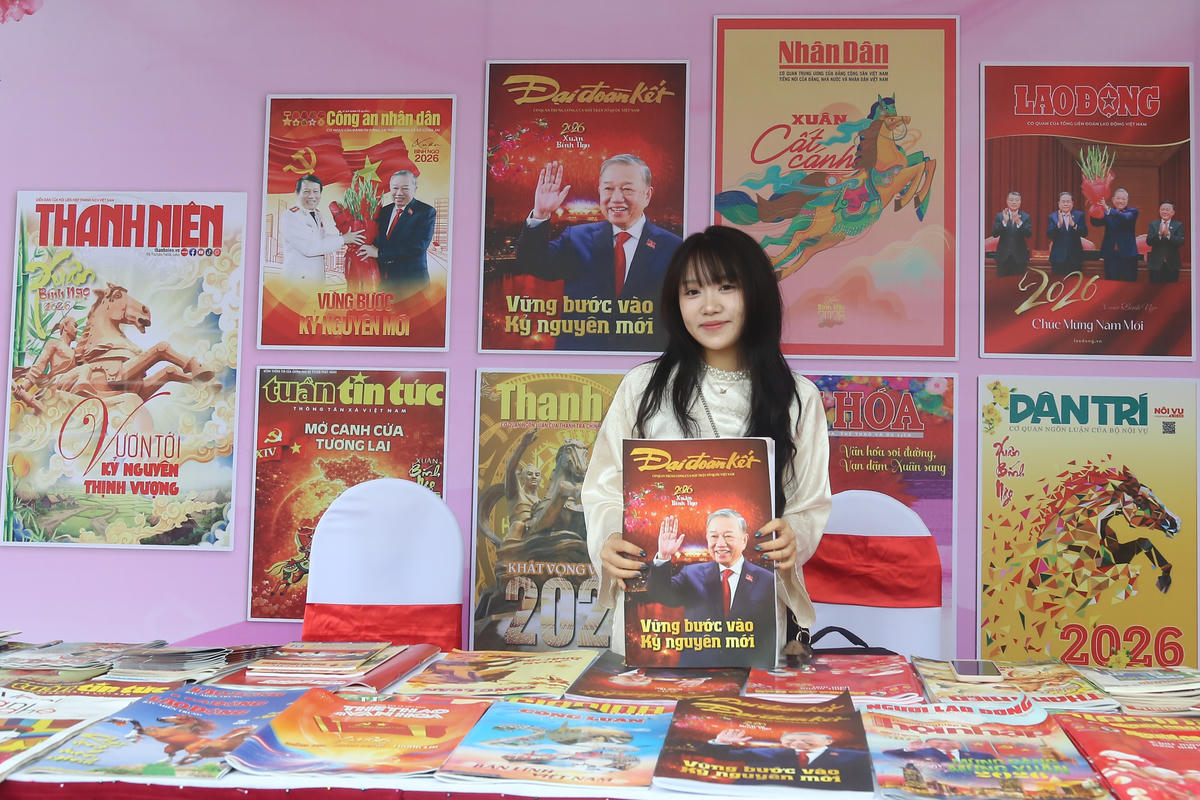 Ấn phẩm Xu&acirc;n B&iacute;nh Ngọ 2026 của B&aacute;o Đại Đo&agrave;n Kết được nhiều bạn trẻ quan t&acirc;m. Ảnh: Đ&igrave;nh Minh