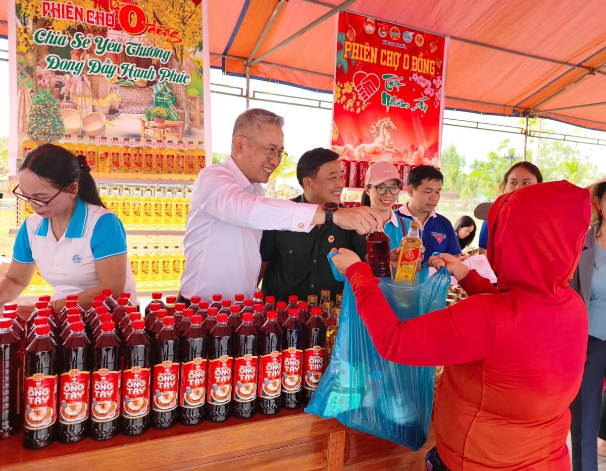 Những phần quà Tết được đại diện Hoiana trao tận tay
đến bà con tại xã Duy Nghĩa. Ảnh: CV.