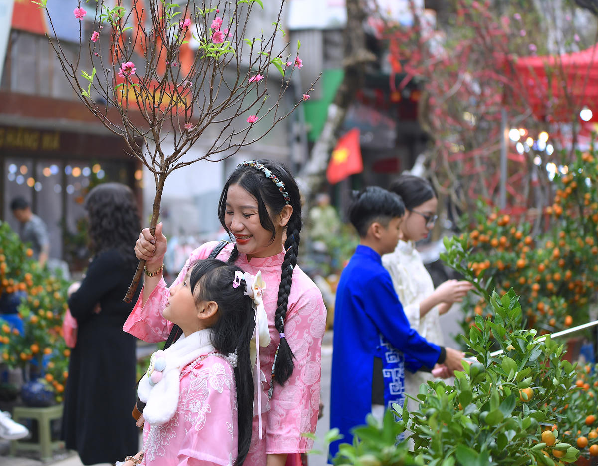 Em nhỏ cùng mẹ đi Chợ hoa Xuân phố cổ. Ảnh: Phạm Sỹ.