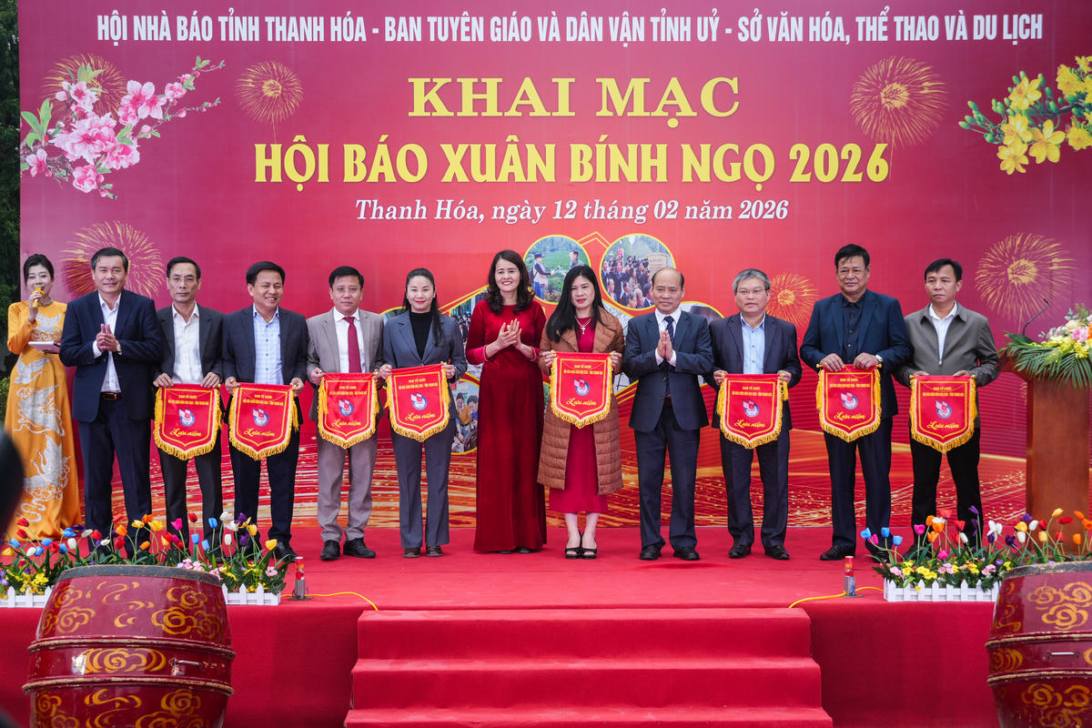 Ban Tổ chức tặng Cờ lưu niệm cho c&aacute;c đơn vị tham gia Hội b&aacute;o Xu&acirc;n B&iacute;nh Ngọ 2026. Ảnh: Đ&igrave;nh Minh
