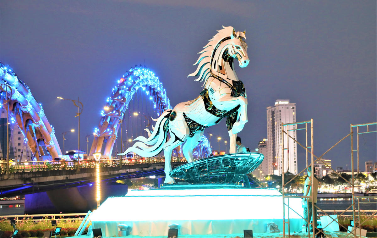 Linh vật “Kim mã 4.0” đặt tại sàn cảnh quan phía nam cầu Rồng, TP Đà Nẵng. Ảnh: CV.