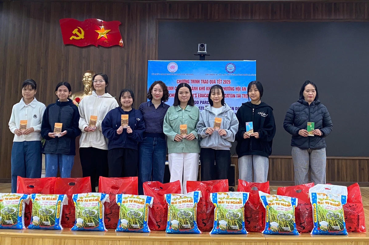 Học sinh ở xã Duy Nghĩa, TP Đà Nẵng nhận hỗ trợ từ Hoiana nhân dịp Tết. Ảnh: CV.