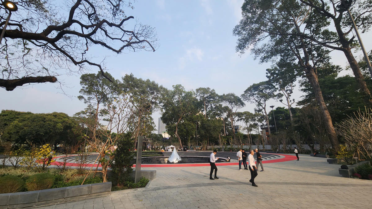 Người dân tham quan Công viên số 1 Lý Thái Tổ trong ngày khai trương. Ảnh: Hồng Phúc.