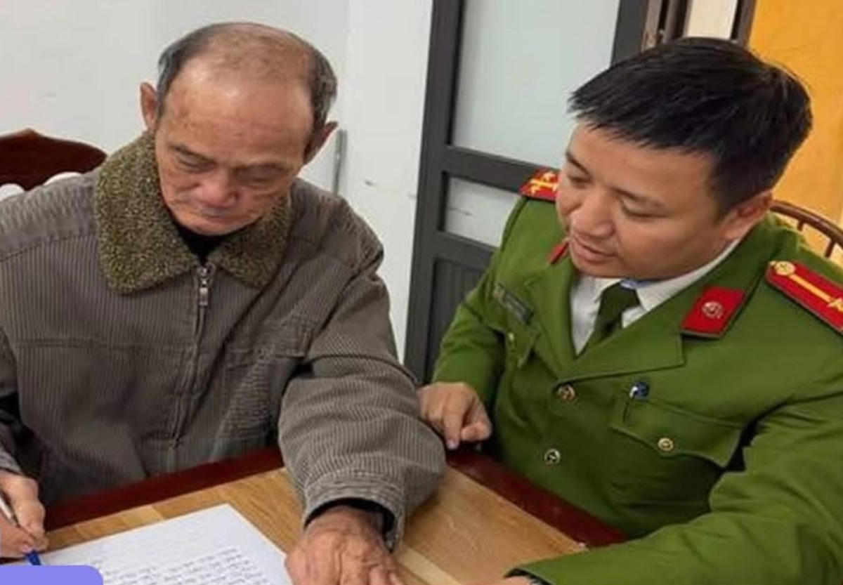 Công an phường Vân Phú hướng dẫn ông Sự làm lại giấy tờ nhân thân. Ảnh: CTV.