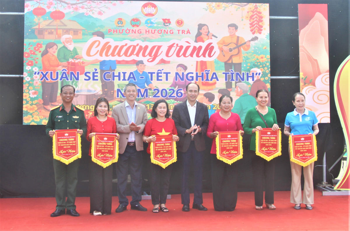 Ban tổ chức tặng cờ lưu niệm cho các đơn vị tham gia chương trình. Ảnh: CV.