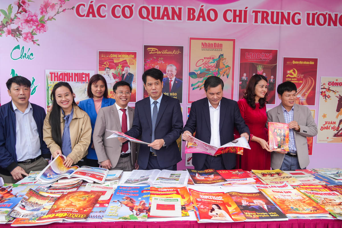 C&aacute;c đại biểu tham quan gian trưng b&agrave;y b&aacute;o Xu&acirc;n của c&aacute;c cơ quan b&aacute;o ch&iacute; Trung ương. Ảnh: Đ&igrave;nh Minh