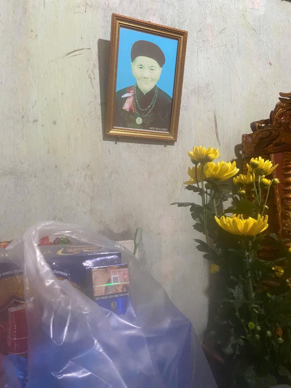 Di ảnh Mẹ Việt Nam Anh hùng Nguyễn Thị Chiện - mẹ của ông Vũ Văn Sự và liệt sĩ Vũ Văn Thành.
