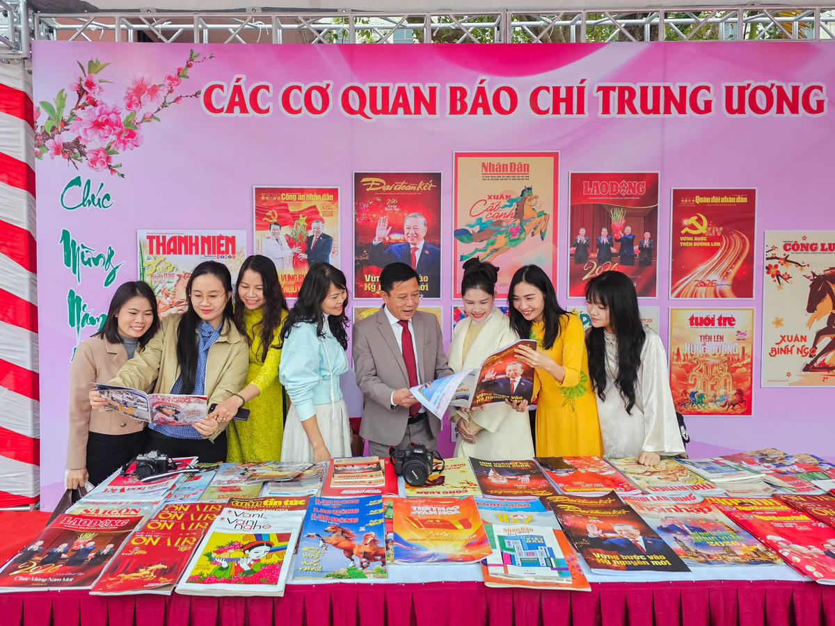 Nhiều ấn phẩm của c&aacute;c cơ quan b&aacute;o ch&iacute; Trung ương được tr&igrave;nh b&agrave;y bắt mắt. Ảnh: Đ&igrave;nh Minh