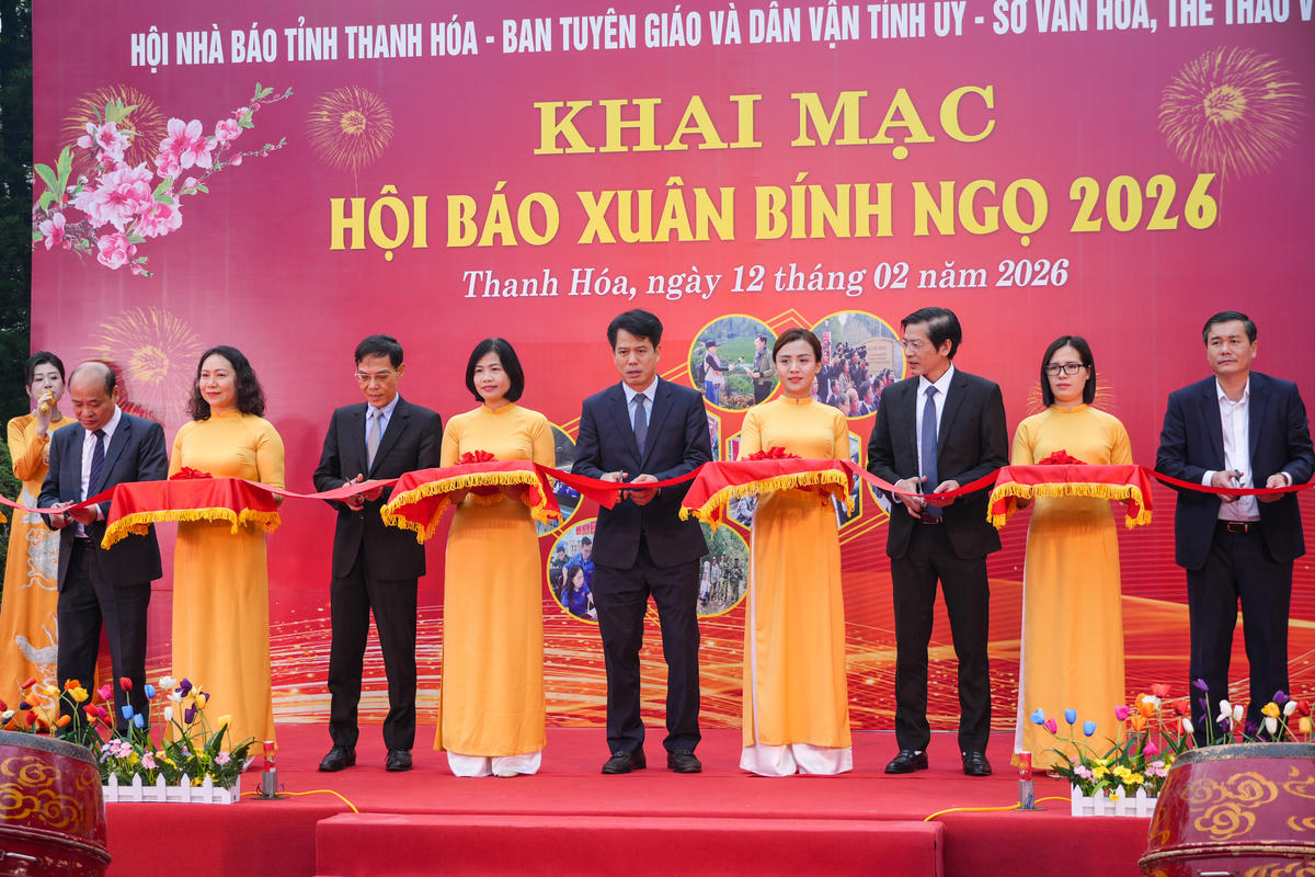 C&aacute;c đại biểu thực hiện nghi thức cắt băng khai mạc Hội b&aacute;o Xu&acirc;n B&iacute;nh Ngọ 2026. Ảnh: Đ&igrave;nh Minh