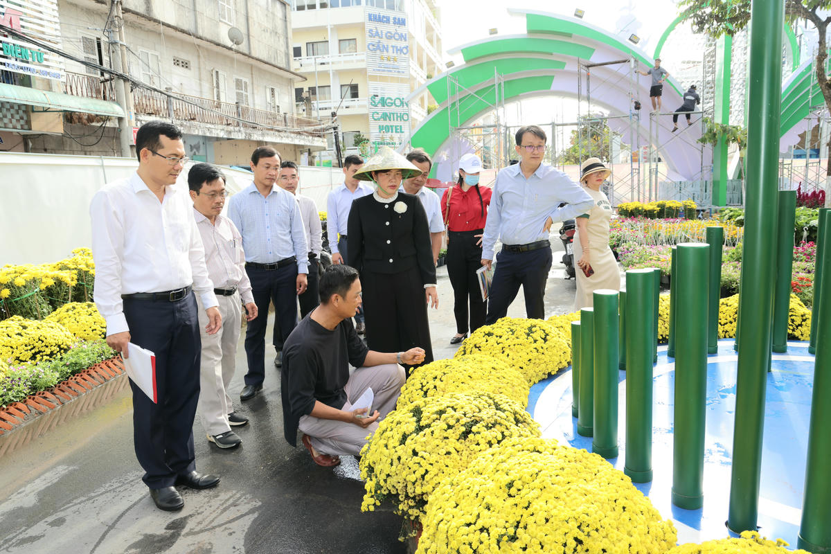 Lãnh đạo TP Cần Thơ kiểm tra công tác thi công đường hoa. (ảnh: Trung Phạm)