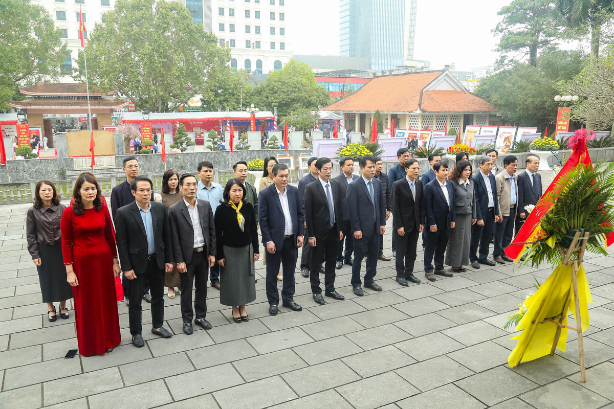 Trưởng Ban Tuyên giáo và Dân vận Tỉnh ủy Đào Xuân Yên cùng Phó Chủ tịch UBND tỉnh Đầu Thanh Tùng và các đại biểu dâng hoa, dâng hương tưởng nhớ Chủ tịch Hồ Chí Minh. Ảnh: Đình Minh