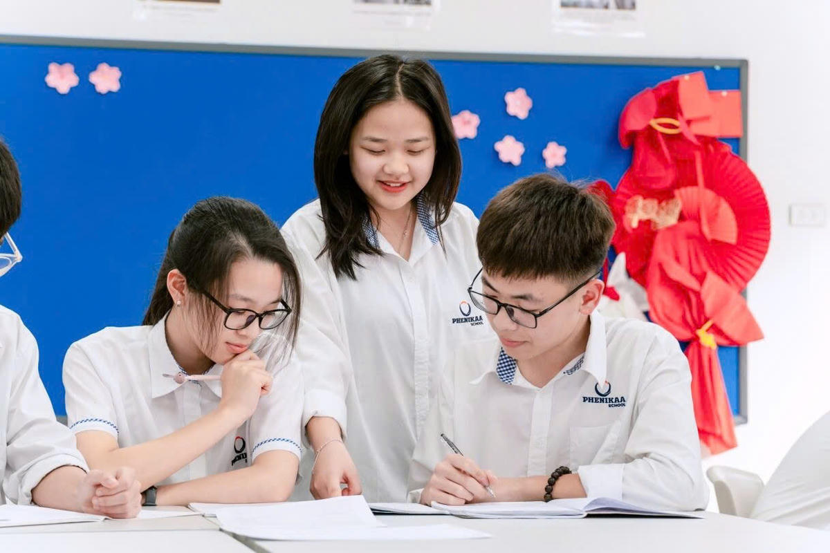 Học sinh lớp 12 Trường Phổ thông liên cấp Phenikaa ôn tập trên lớp trước kỳ nghỉ Tết Nguyên Đán Bính Ngọ 2026. Ảnh: Thuỳ Linh