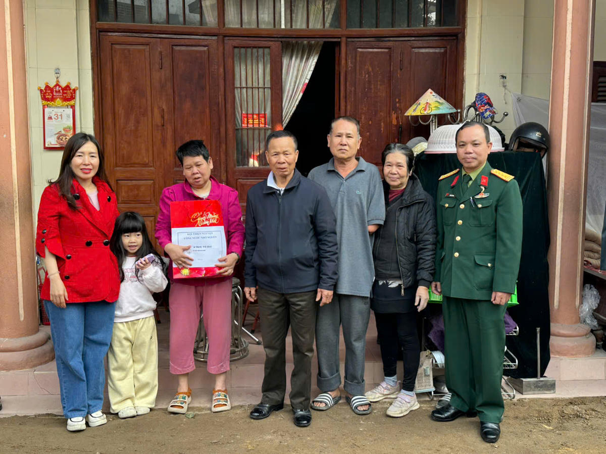 Ông Hoàng Văn Mai, Phó Chủ tịch Hội Nạn nhân chất độc da cam/dioxin tỉnh Quảng Ninh cùng đại diện nhóm thiện nguyện "Uống nước nhớ nguồn"&nbsp;tặng quà cho hội viên Nguyễn Thị Huệ (phường Quảng Yên, Quảng Ninh).&nbsp;