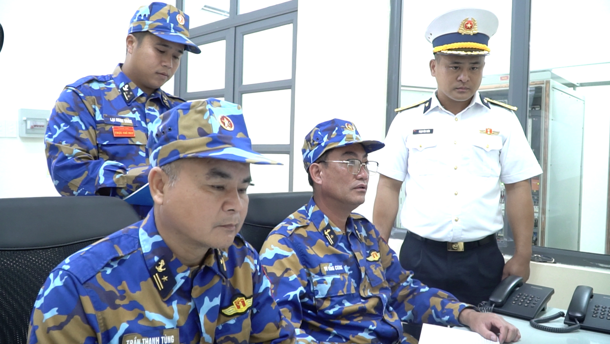 Mặc dù Côn Đảo là khu vực đông đúc cư dân và khách du lịch nhộn nhịp nhưng cuộc sống ở trạm ra đa 590 vẫn khá biệt lập vì đường đi lại khó khăn. Ảnh: Đ.Xá.