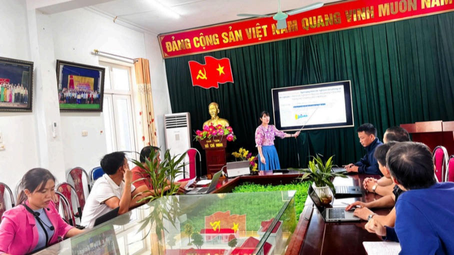 Cô Nguyễn Thị Thuỷ (áo tím) thực hiện chuyên đề sinh hoạt chuyên môn: “Ứng dụng Google AIStudio thiết kế thí nghiệm ảo” tại tổ Khoa học tự nhiên. Ảnh: NVCC.