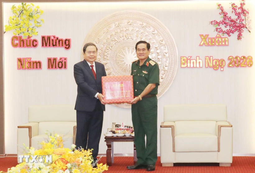 Chủ tịch Quốc hội Trần Thanh Mẫn tặng quà, chúc Tết cán bộ, chiến sỹ lượng vũ trang Quân khu 9. (Ảnh: Ngọc Thiện/TTXVN).