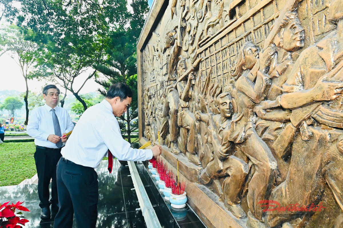 Lãnh đạo TP Hồ Chí Minh thắp nén hương tưởng nhớ cán bộ, chiến sĩ Biệt động Sài Gòn - Gia Định tại bia tưởng niệm cán bộ, chiến sĩ Biệt động Sài Gòn - Gia Định. Ảnh: H.Phúc.