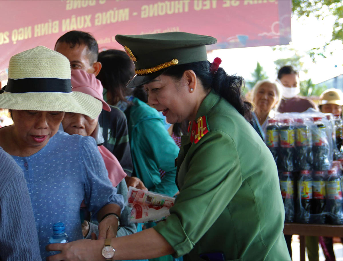  Hoạt động ý nghĩa này góp phần lan tỏa tinh thân thân tương ái, chung tay vì người nghèo, không để ai bị bỏ lại phía sau trong dịp Tết đến, Xuân về. Ảnh: Nguyên Du