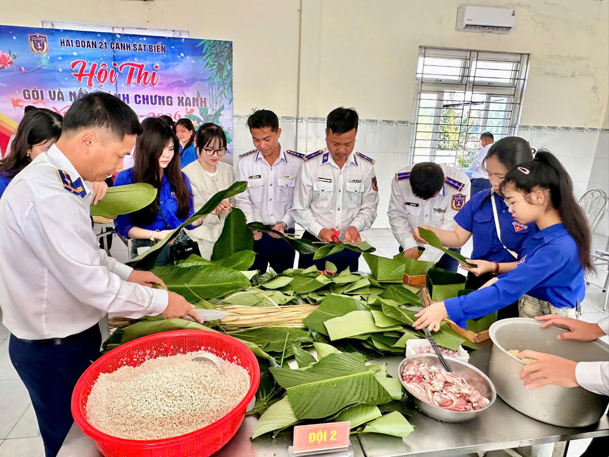 Các đội đang thi gói bánh chưng xanh mừng xuân mới. Ảnh: CV.