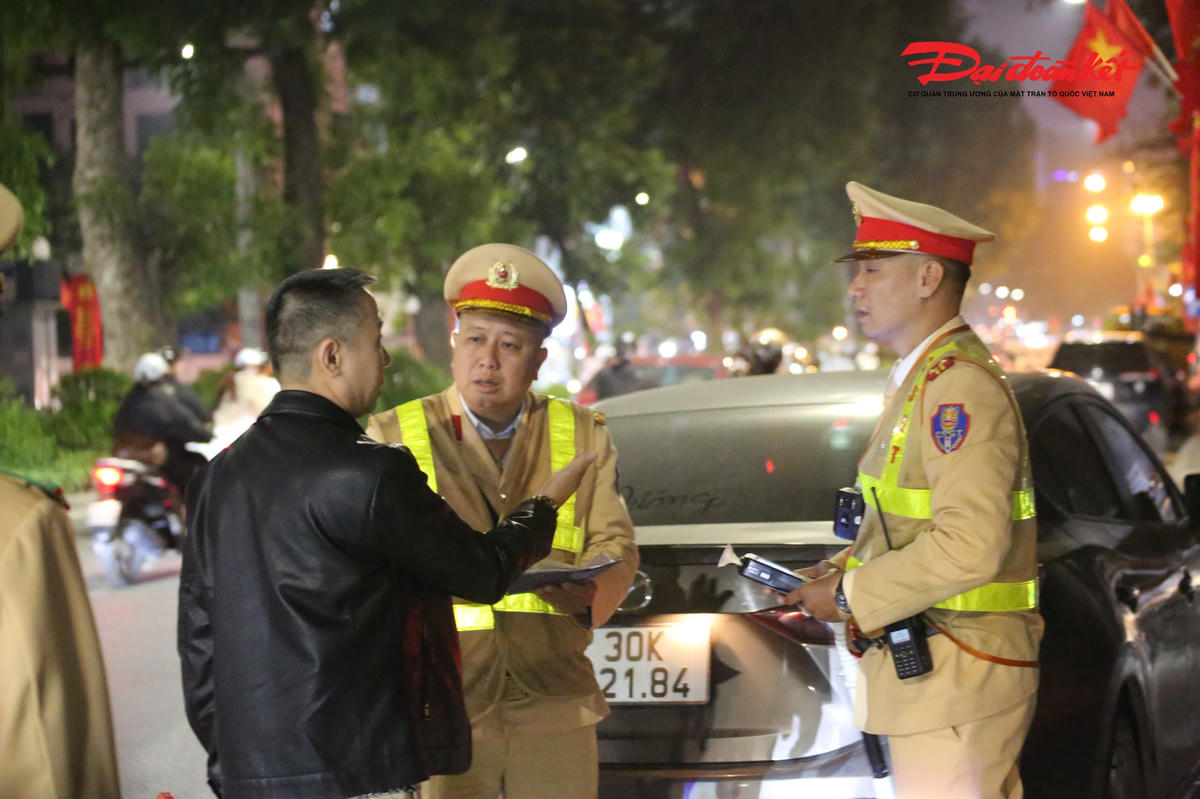 Lực lượng CSGT Hà Nội xử lý nồng độ cồn.