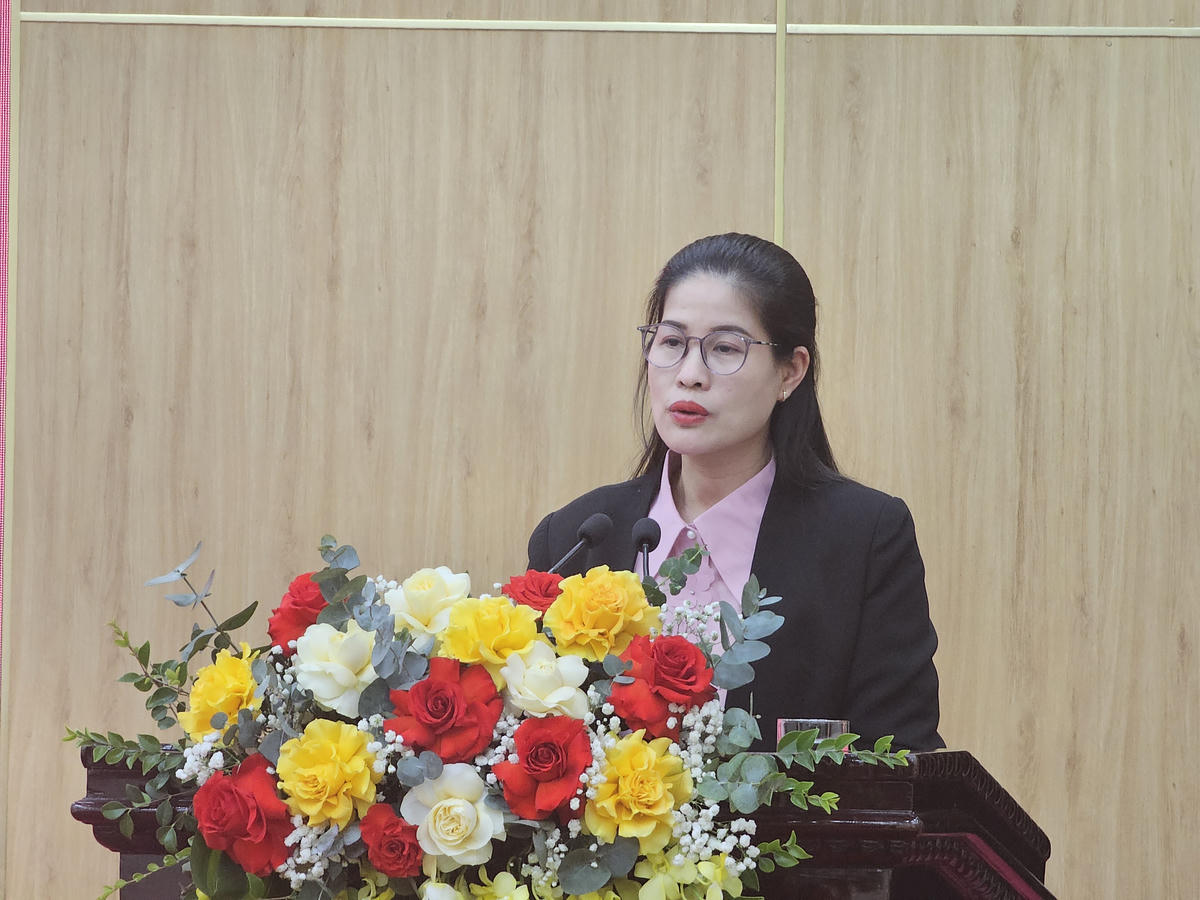 Bà Trần Thị Thoa - Phó Chủ tịch Ủy ban MTTQ tỉnh Ninh Bình trình bày báo cáo tại hội nghị. Ảnh: Đình Minh