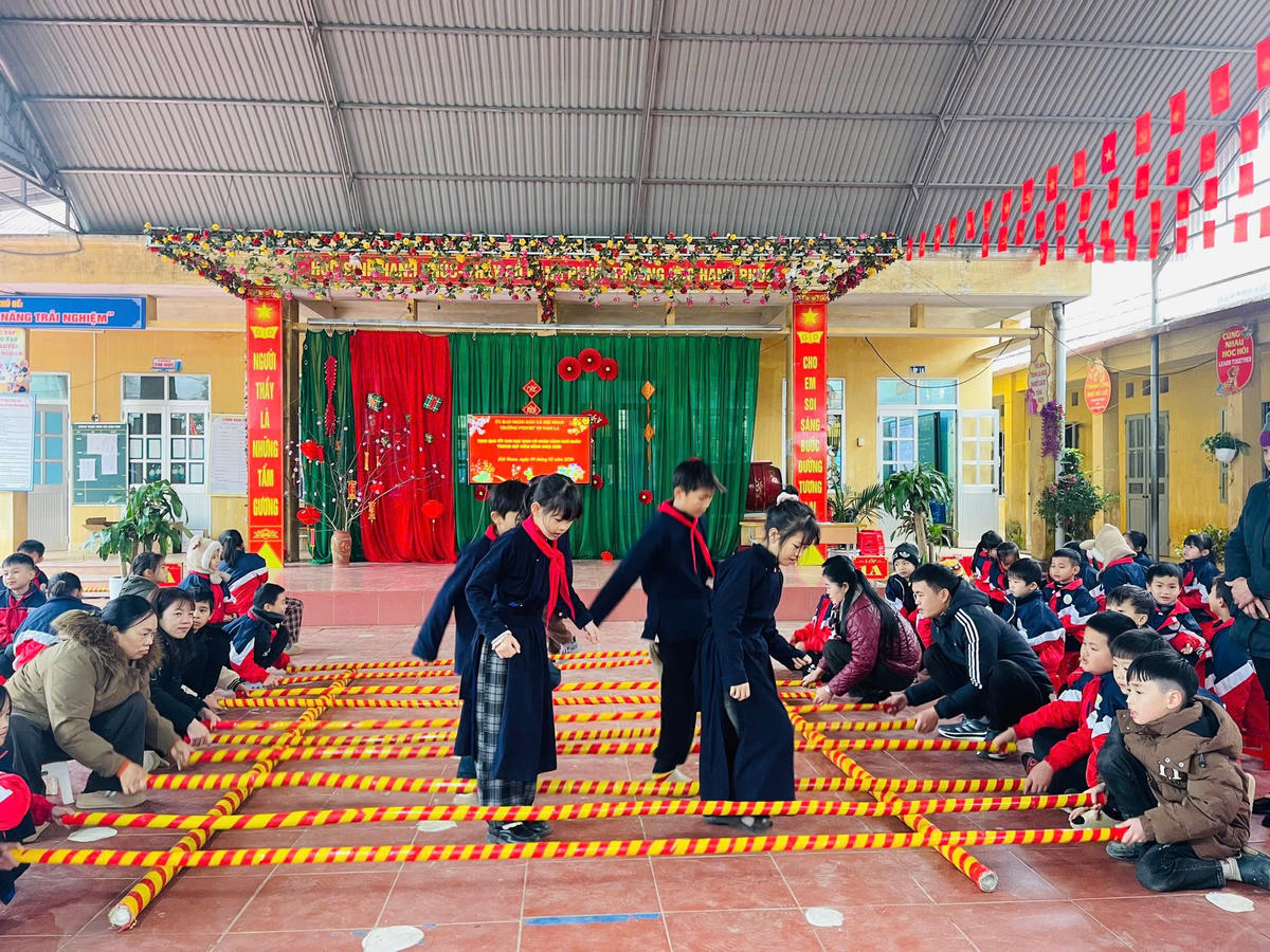 Học sinh&nbsp;Trường Phổ thông Dân tộc Bán trú Tiểu học Nam La vui Ngày hội xuân tại trường. Ảnh: NTCC.