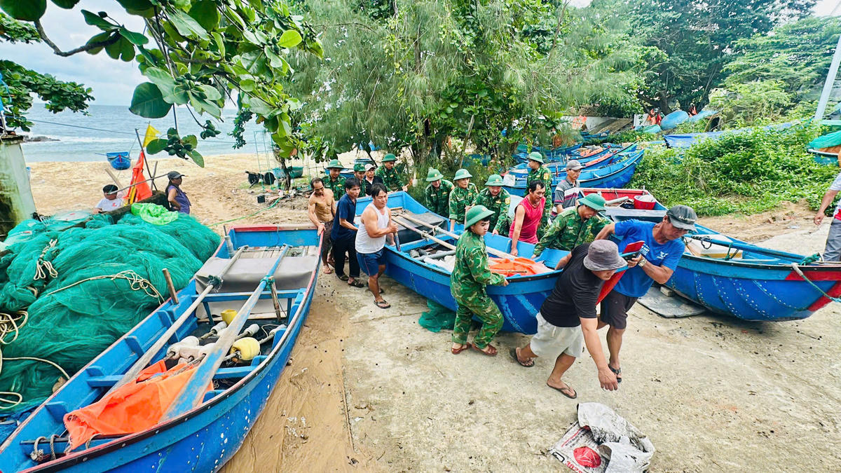 Cán bộ, chiến sĩ Đồn Biên phòng Tuy Hoà giúp dân sửa chữa, khôi phục sản xuất. 