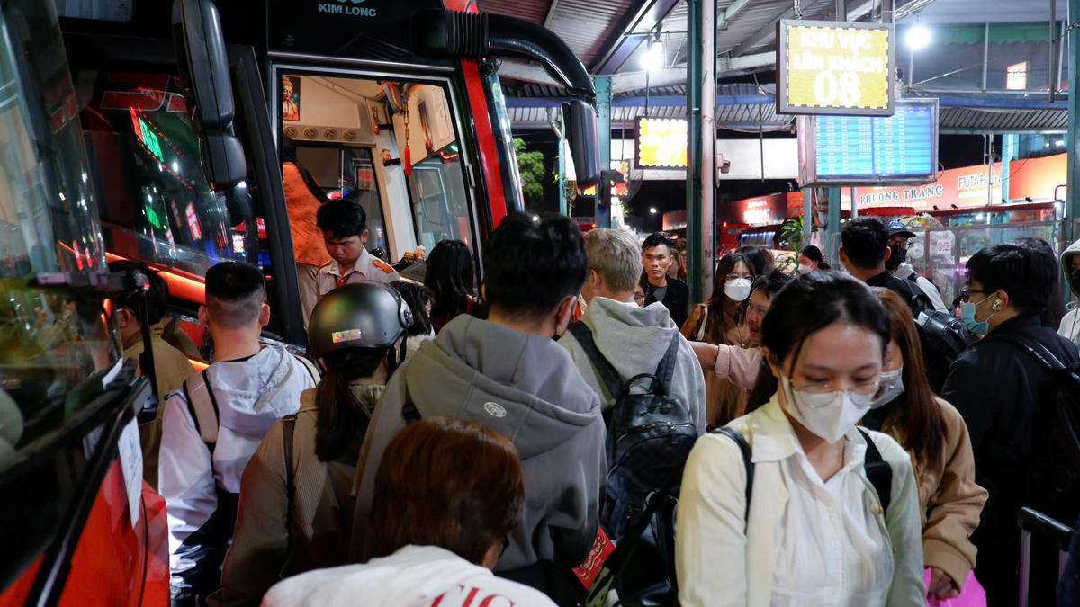 Đây là bến xe lớn nhất TP Hồ Chí Minh với khoảng 37.000 chuyến trong 20 ngày trước, sau tết. Ảnh: Đ.Xá.