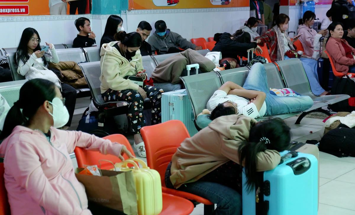 Vì vậy nhiều hành khách vạ vật ngồi chờ ở bến xe để lên phương về quê. Ảnh: Đ.Xá.