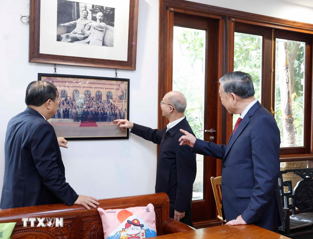 Tổng Bí thư Tô Lâm với thân nhân gia đình Thủ tướng Chính phủ Phạm Văn Đồng. (Ảnh: Thống Nhất/TTXVN).