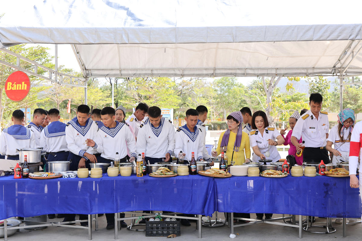 Các chiến sĩ của Lữ đoàn 957 cùng nhau làm bánh xèo tôm nhảy, chuẩn bị cho bữa tiệc đầu xuân.