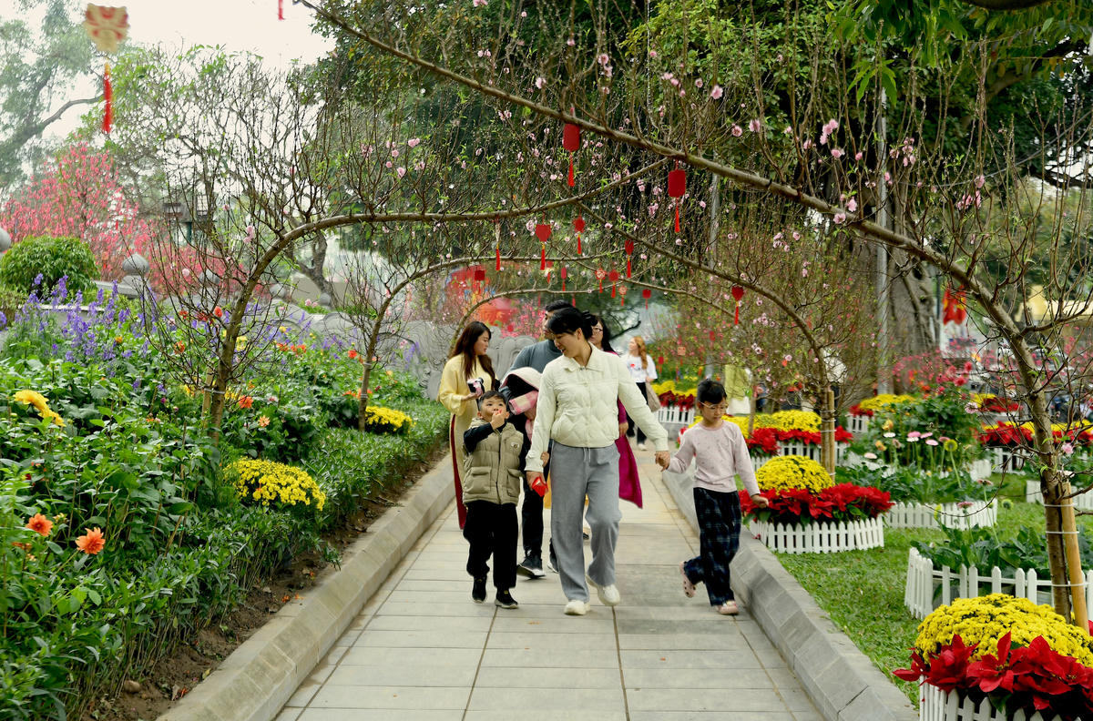 Những bước chân nhỏ giữa mùa xuân rực rỡ. Ảnh: Phạm Sỹ.