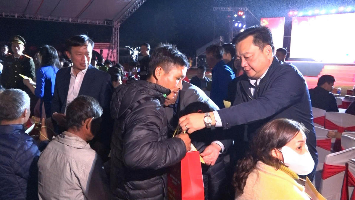 Ông Hồ Huy Thành, Phó Chủ tịch UBND tỉnh Hà Tĩnh trao quà cho các hộ dân xã Kỳ Thượng.