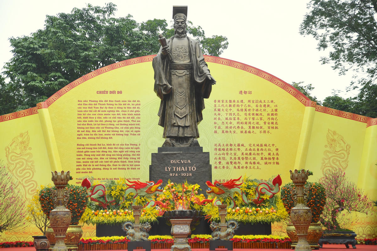 Không gian hoa xuân quy mô lớn nhất Hà Nội tại khu vực vườn hoa Lý Thái Tổ bên Hồ Gươm đã chính thức mở cửa từ ngày 13/2 phục vụ nhu cầu du xuân của người dân và du khách. Ảnh: Phạm Sỹ.