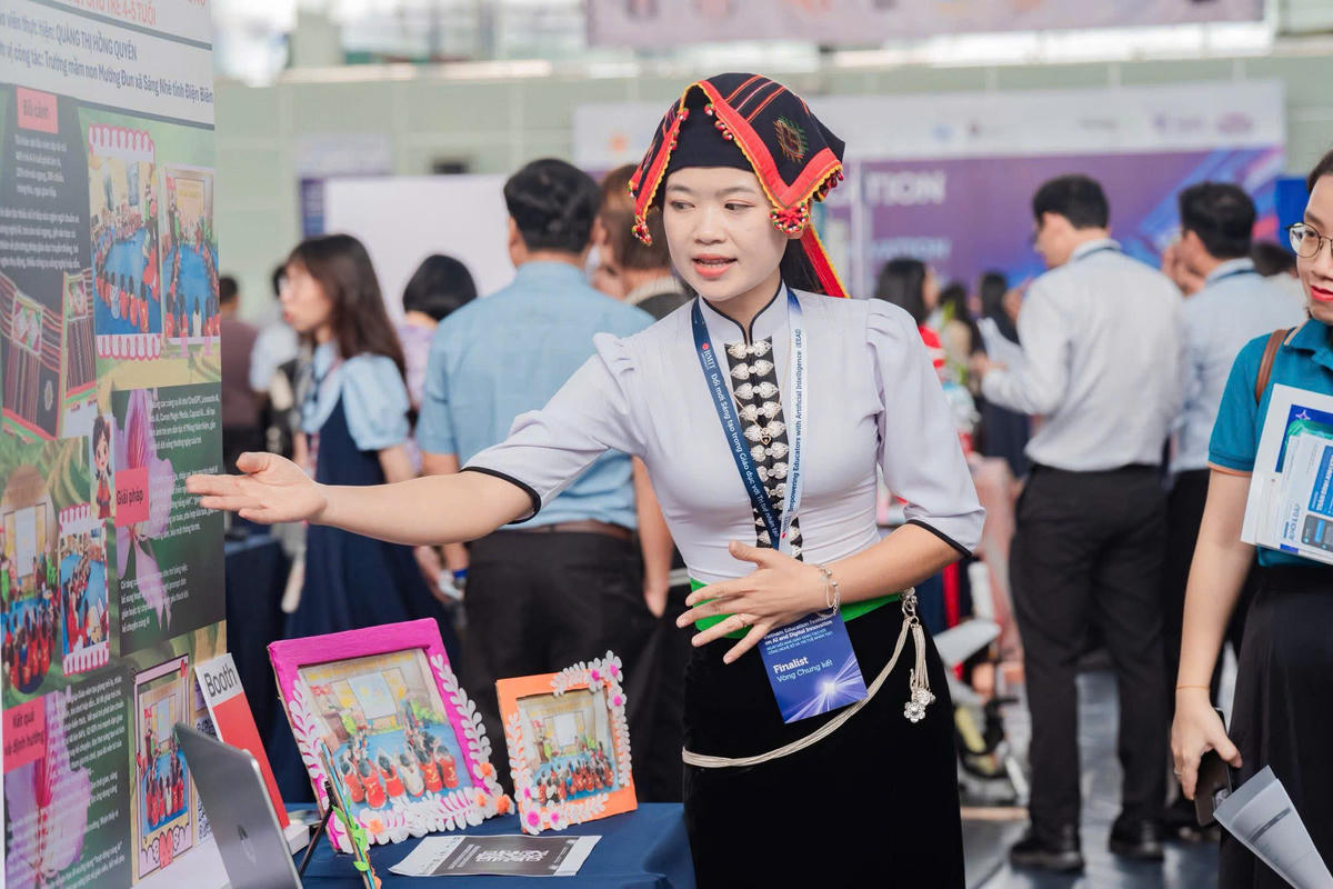 Cô Hồng Quyên giới thiệu giải pháp Ứng dụng AI trong hoạt động làm quen văn học kết hợp trò chơi nhằm tăng cường tiếng Việt cho trẻ 405 tuổi tại Ngày hội nhà giáo sáng tạo với công nghệ số và AI 2025. Ảnh: BTC.