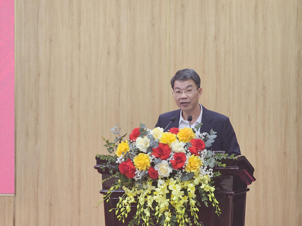 Ông Nguyễn Hoàng Hà - Ủy viên Ban Thường vụ Tỉnh ủy, Phó Chủ tịch Thường trực Ủy ban MTTQ tỉnh Ninh Bình thông qua biên bản hội nghị hiệp thương lần 3. Ảnh: Đình Minh