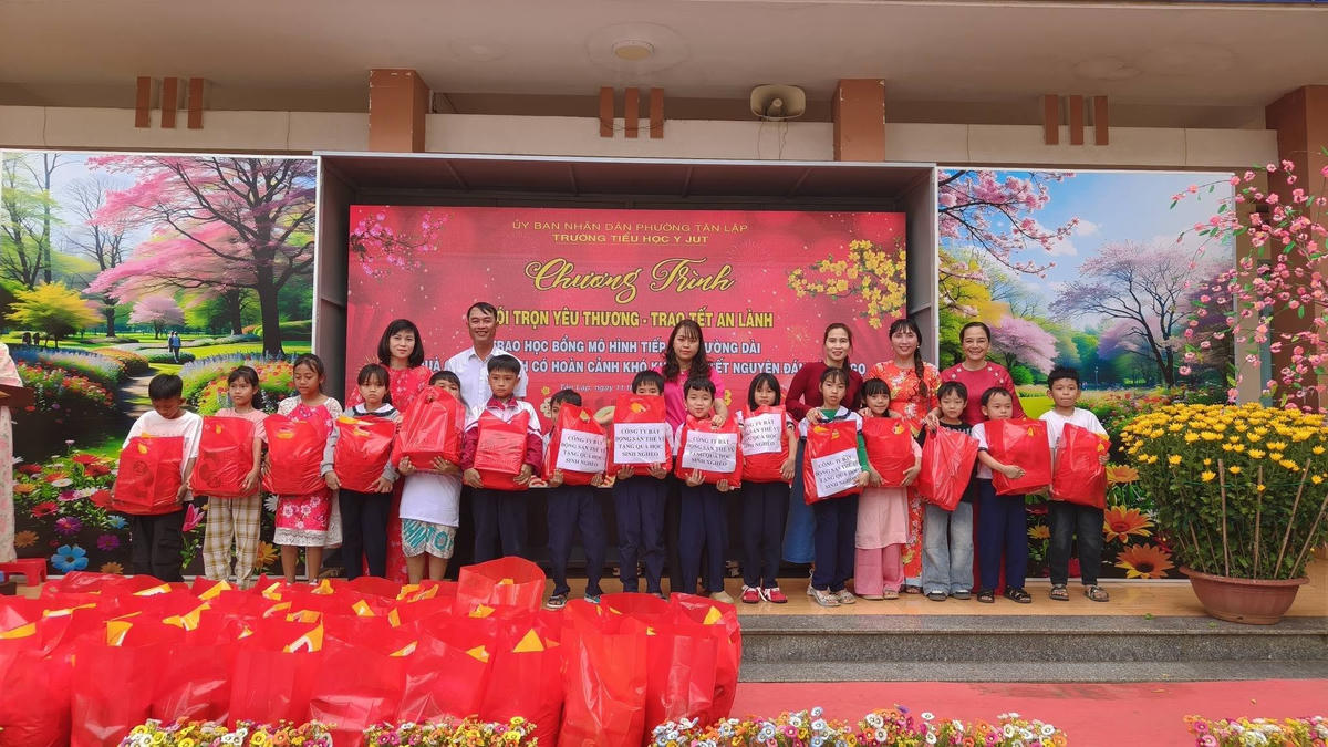 Trường TH Y Jút rộn ràng hơn bao giờ hết với Hội chợ Xuân và chương trình tặng quà Tết cho học sinh nghèo. Ảnh: NTCC.