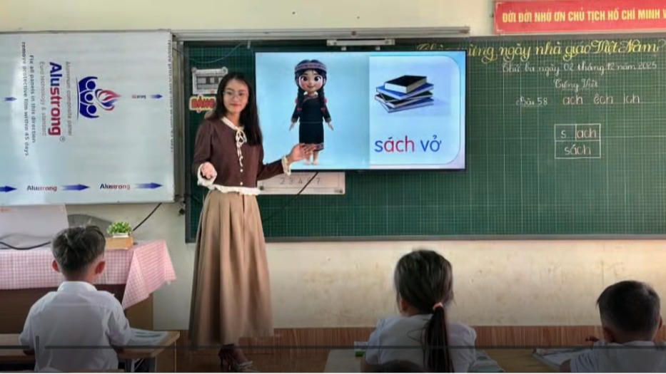 Lớp học với "trợ giảng" AI của cô&nbsp;Adrơng khiến học sinh thích thú. Ảnh: NVCC.