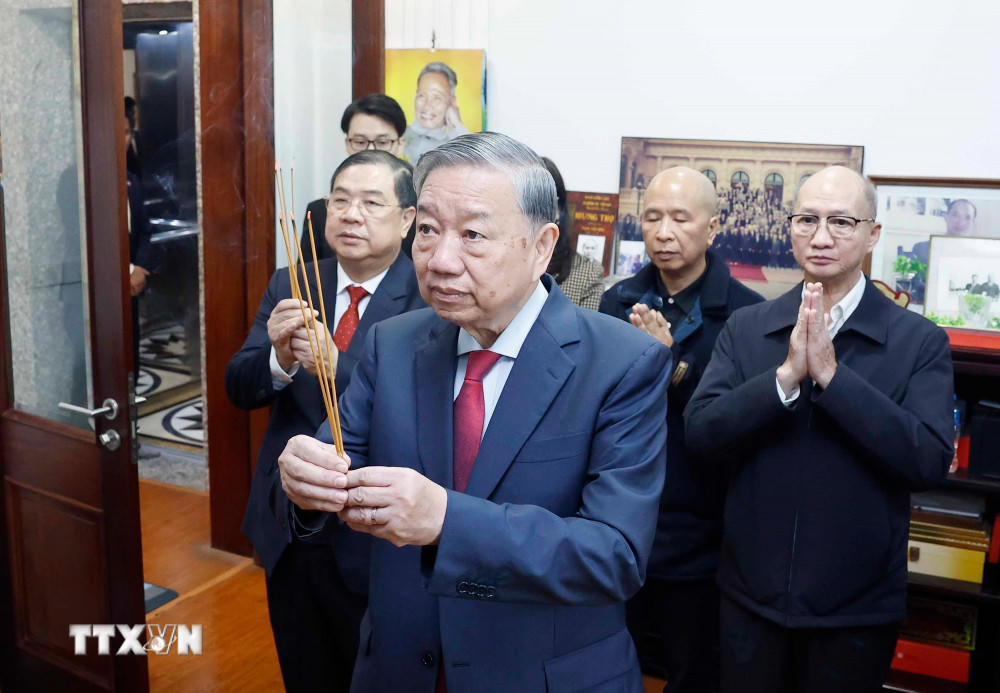 Tổng Bí thư Tô Lâm tới dâng hương tưởng niệm Thủ tướng Chính phủ Phạm Văn Đồng. (Ảnh: Thống Nhất/TTXVN).