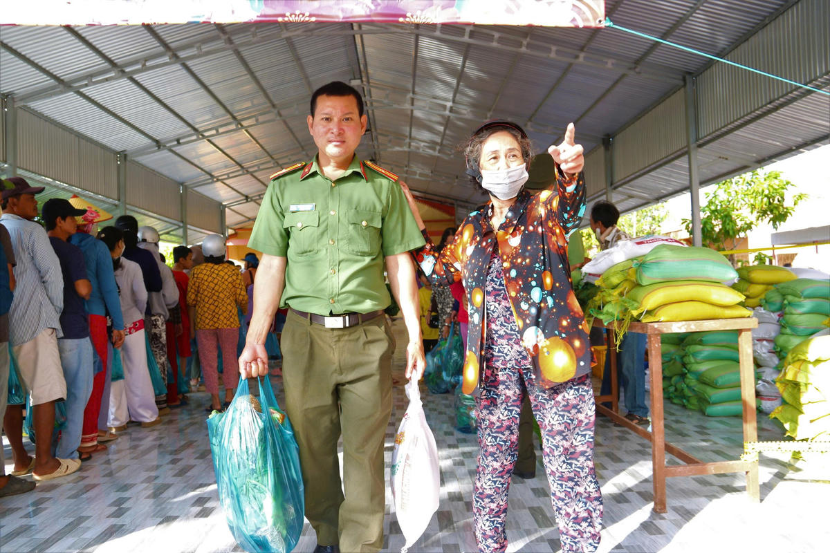 Những phần quà tuy giá trị vật chất không lớn nhưng là nguồn động viên tinh thần thiết thực, giúp các gia đình vơi bớt khó khăn, có thêm điều kiện vui Xuân, đón Tết đầm ấm hơn. Ảnh: Nguyên Du