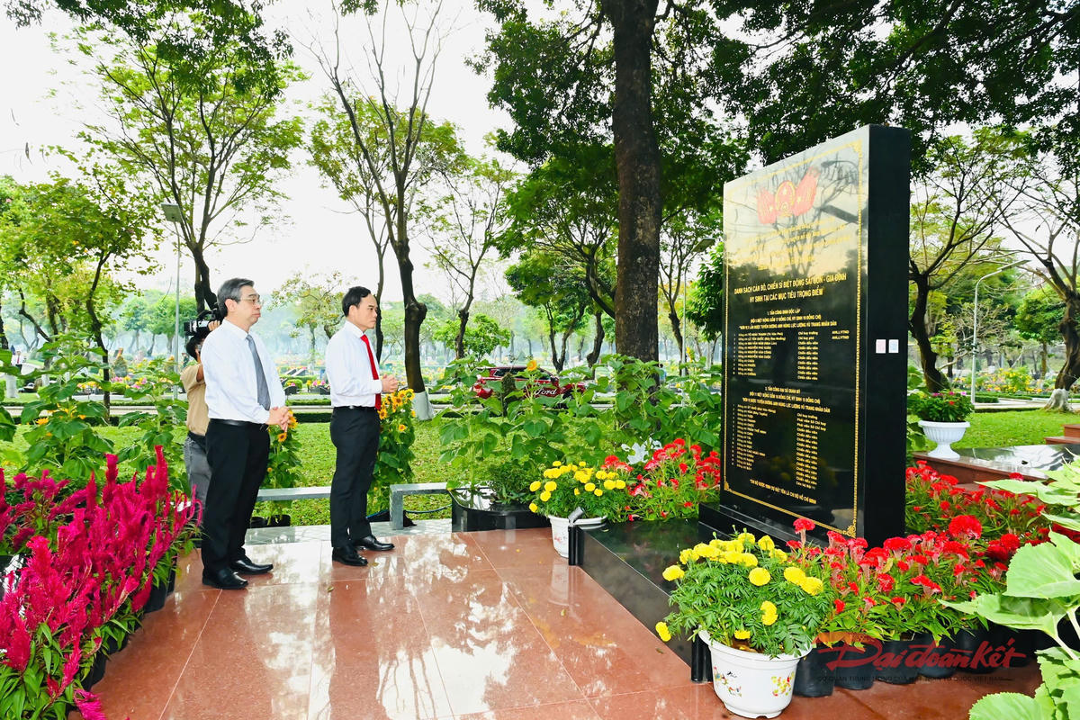 Lãnh đạo Thành phố Hồ Chí Minh kính cẩn mặc niệm tưởng nhớ anh linh các anh hùng liệt sĩ, sau đó đến từng phần mộ thắp hương tri ân. Ảnh: H.Phúc.