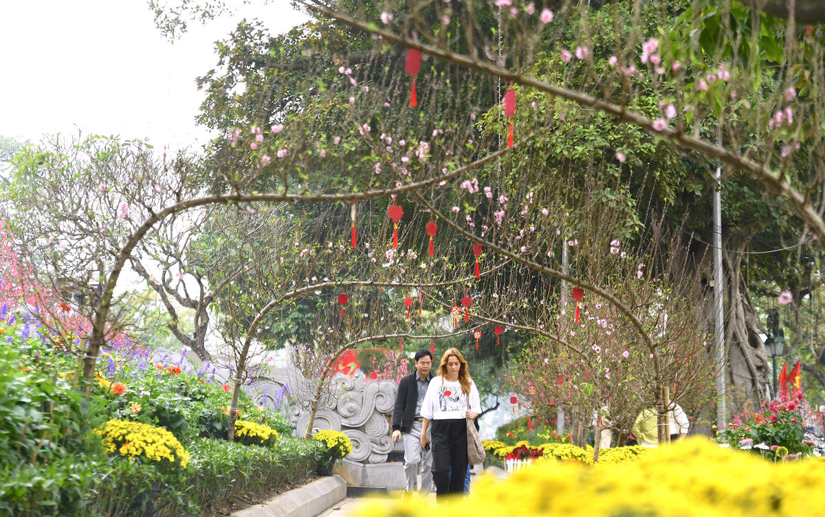 Những đường hoa được trang trí đặc biệt – điểm nhấn của mùa xuân. Ảnh: Phạm Sỹ.. 