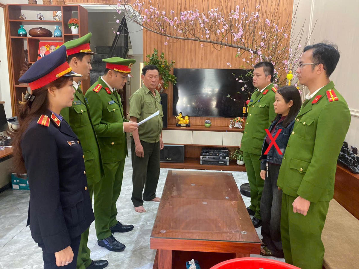 Bà Nguyễn Thị Huyền - kế toán Công ty Chiến Thắng (dấu X đỏ). Ảnh: CATH