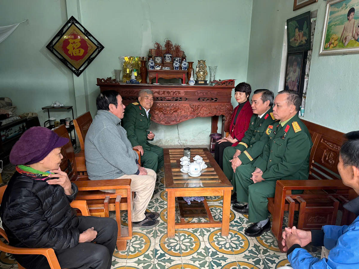 Lãnh đạo Hội Nạn nhân chất độc da cam/dioxin tỉnh Quảng Ninh và bà Nguyễn Thị Nhung, Chủ tịch HĐQT Công ty CP giáo dục quốc tế Inter Edu Quảng Ninh thăm hỏi, tặng quà cho hội viên Nguyễn Đức Quý (phường Hoành Bồ, Quảng Ninh).