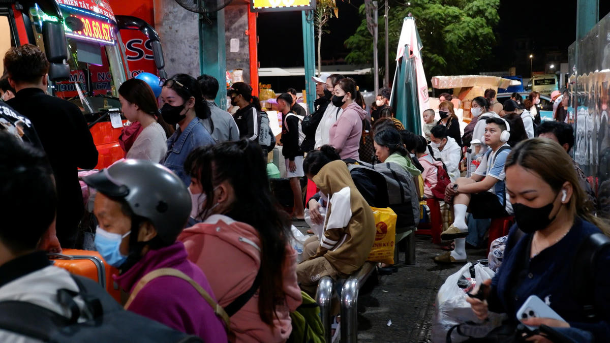 Cao điểm ngày hôm nay (13/2) có tới gần 70.000 lượt hành khách qua bến. Ảnh: Đ.Xá.