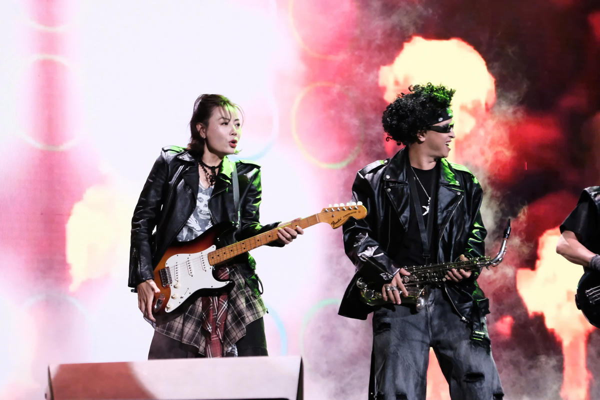 Các nghệ sĩ đến từ 2 miền, thuộc nhiều thế hệ, sở hữu phong cách diễn riêng biệt tiếp tục tạo nên những tiếng cười Xuân đa sắc màu, mang đến cho “Gala Cười 2026” sức sống riêng, tinh thần mới mẻ trong năm thứ 23 của hành trình. Ảnh: BTC.