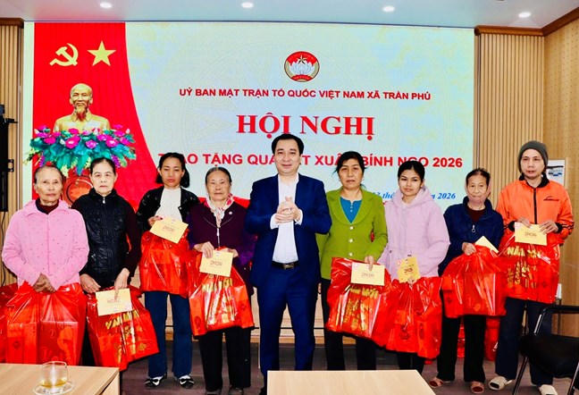 Tiến sĩ Vũ Văn Tiến trực tiếp trao tặng 50 suất quà từ nguồn Quỹ "Vì người nghèo" cho các hộ nghèo, hộ cận nghèo trên địa bàn xã Trần Phú. 