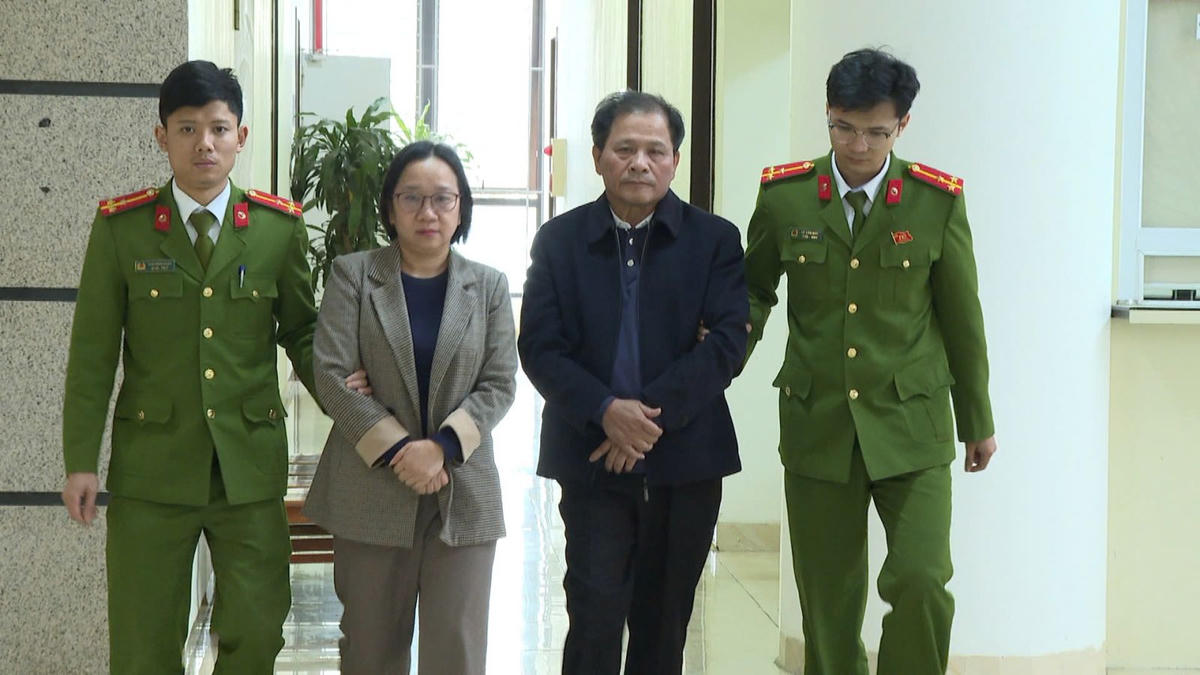 Ông Lê Văn Lưu và bà Vũ Thùy Dương tại cơ quan điều tra. Ảnh: CATH